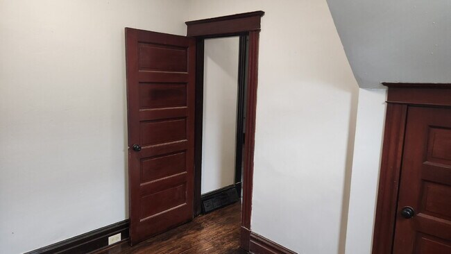 Building Photo - "Spacious 5-Bedroom Gem with 2 Full Baths in St. Louis – Your Ideal Family Home Awaits!"