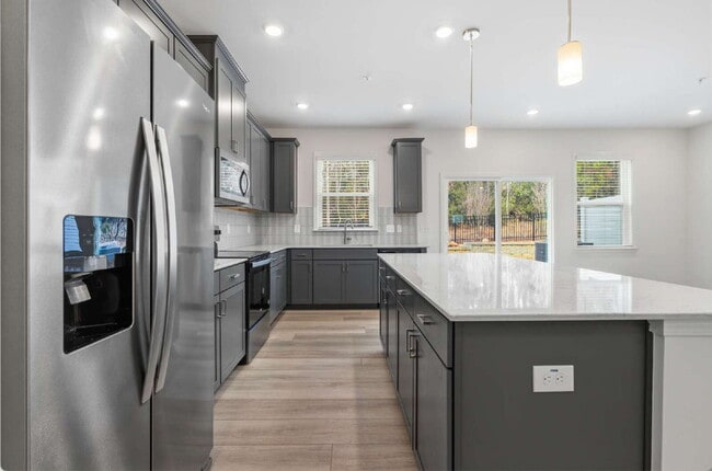 Building Photo - Spacious 3-Bed Townhouse w/ Two Car Garage