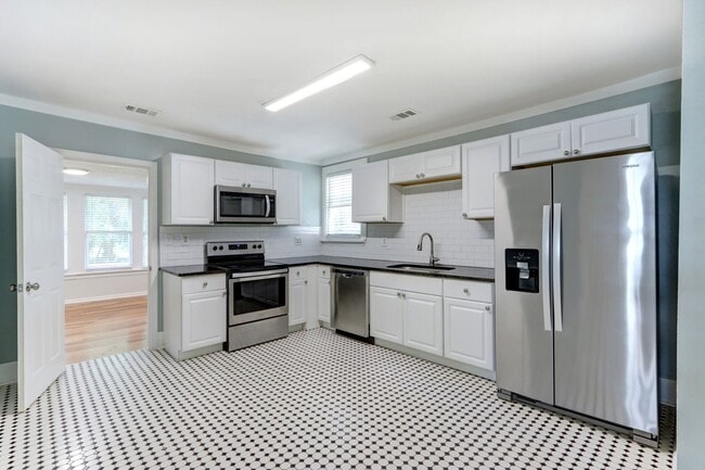 Building Photo - Four Bedroom - Two Bathroom - Single Famil...
