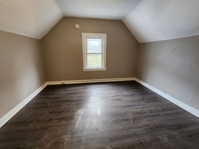 Building Photo - Three Bedroom Single Family Home!