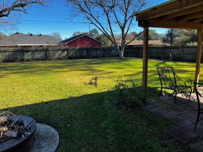 Building Photo - 2 Bedroom, 1 bathroom, Brick home , Stainless appliances, with Large Yard and Covered Parking.