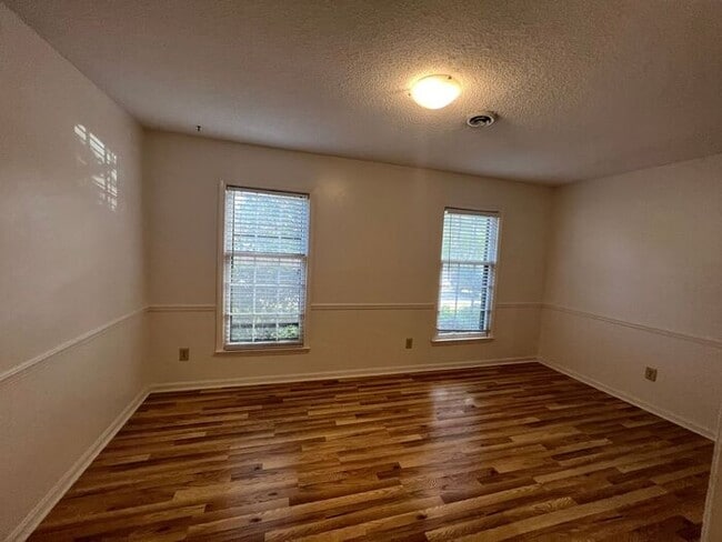 Building Photo - 6-7 month lease term!!! Popular town home ...