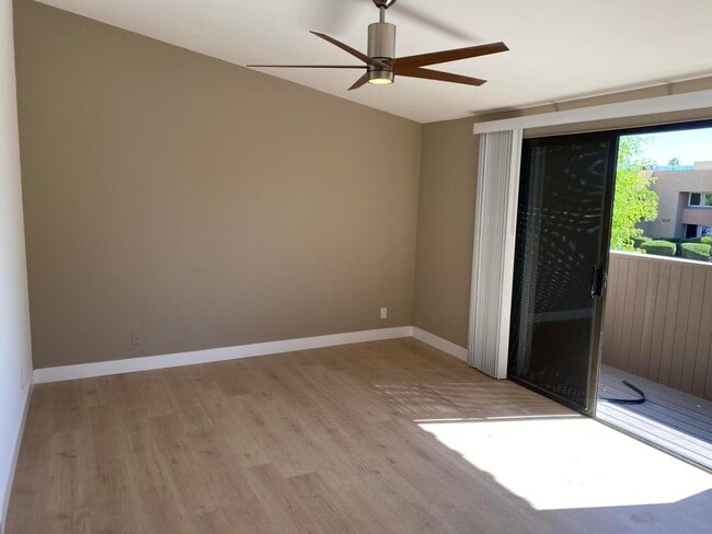 Building Photo - 695 S Cll Petunia
