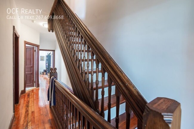 Building Photo - Gorgeous Large Manayunk Home with Parking