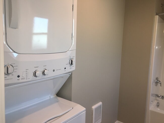 Building Photo - 1575 NE Rumgay Ln