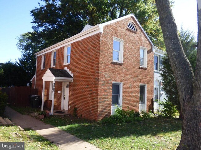 Building Photo - 9829 Town Ln