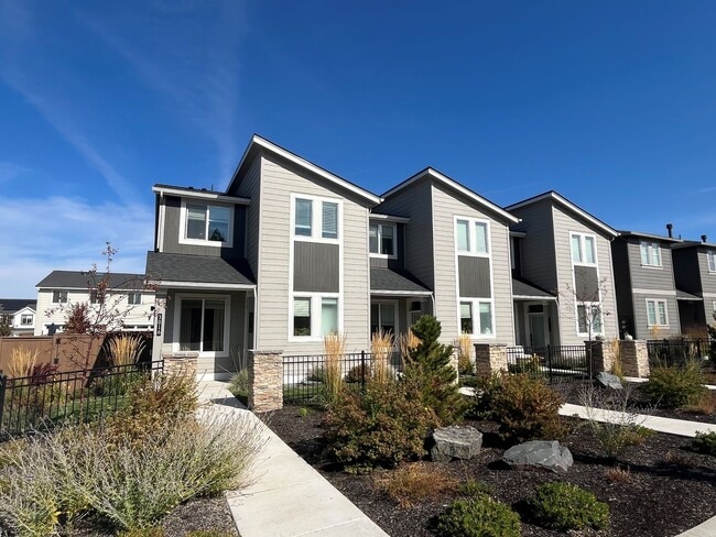 Building Photo - Beautiful 3 Bed/2.5 Bath Townhome - Community Pool and Fitness Center!