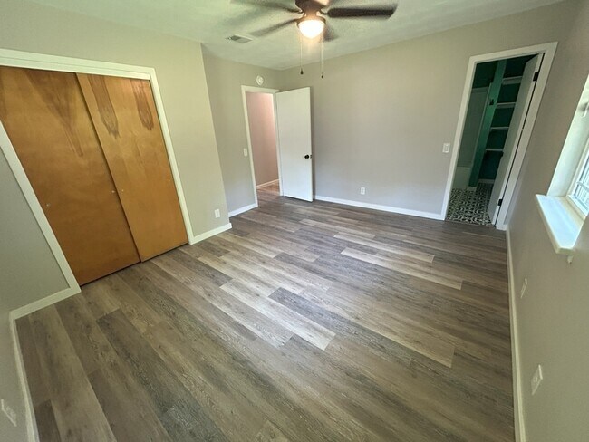 Building Photo - 210 Sanders Ave