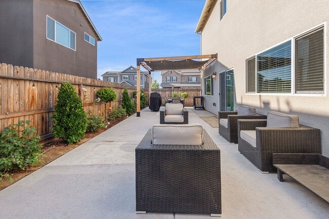 Building Photo - Clovis Eastside Home, 4BR/3.5BA, Built 201...