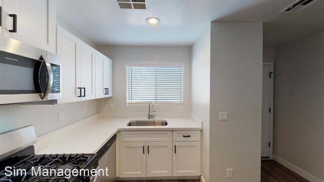 Building Photo - 2 br, 1 bath Apartment - 906 E Roma Avenue
