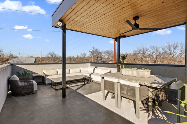 Building Photo - 1304 Comal St