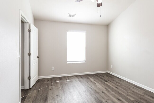 Building Photo - 6300 Paw Village Rd