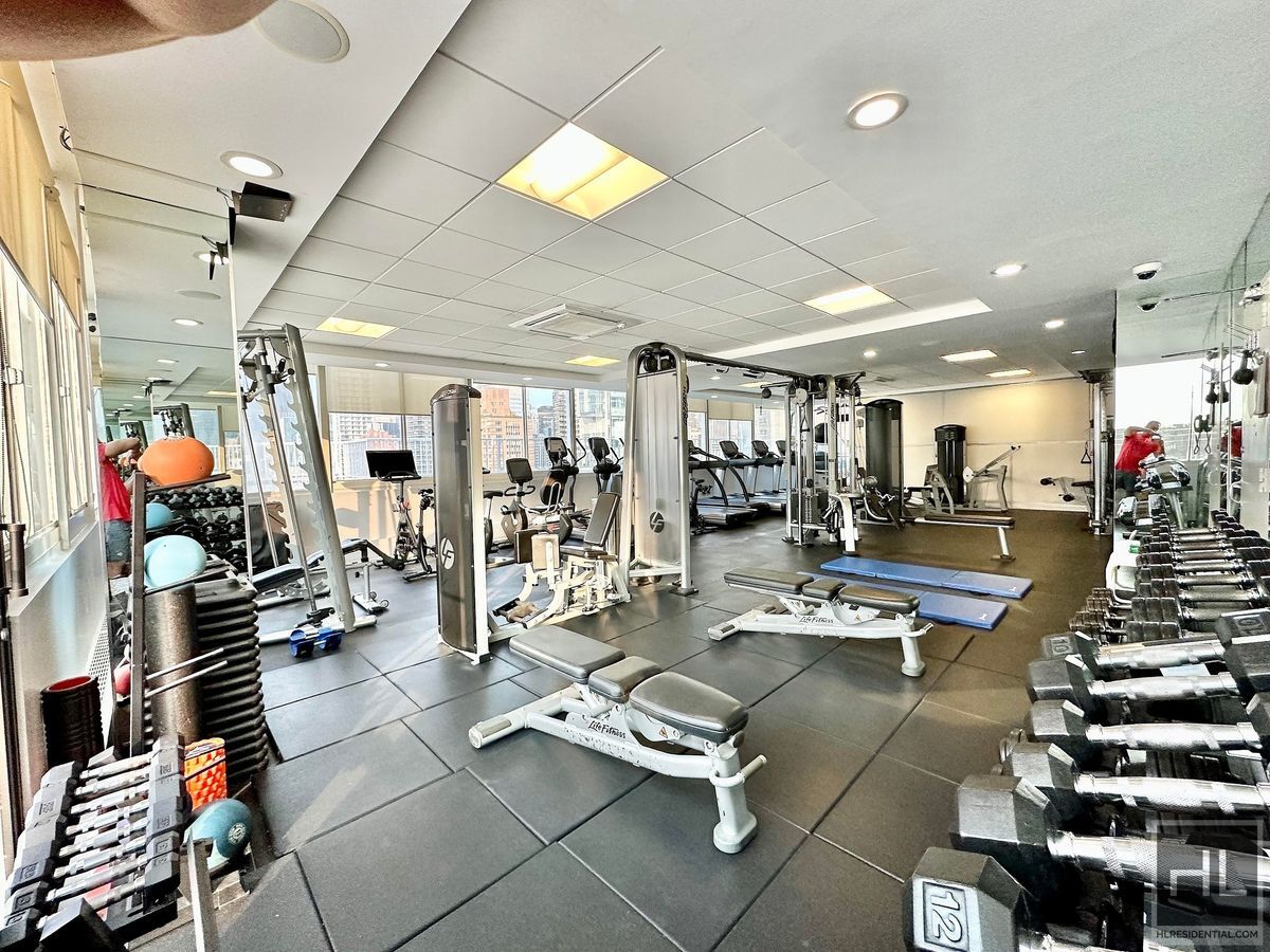 Building Photo - 220 E 65th St