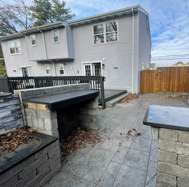 Building Photo - 115 Benson St