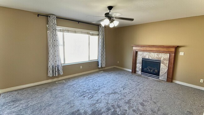 Building Photo - 6 Bedroom, 3.5 Bathroom Single Family Home in Layton Available June 1st!