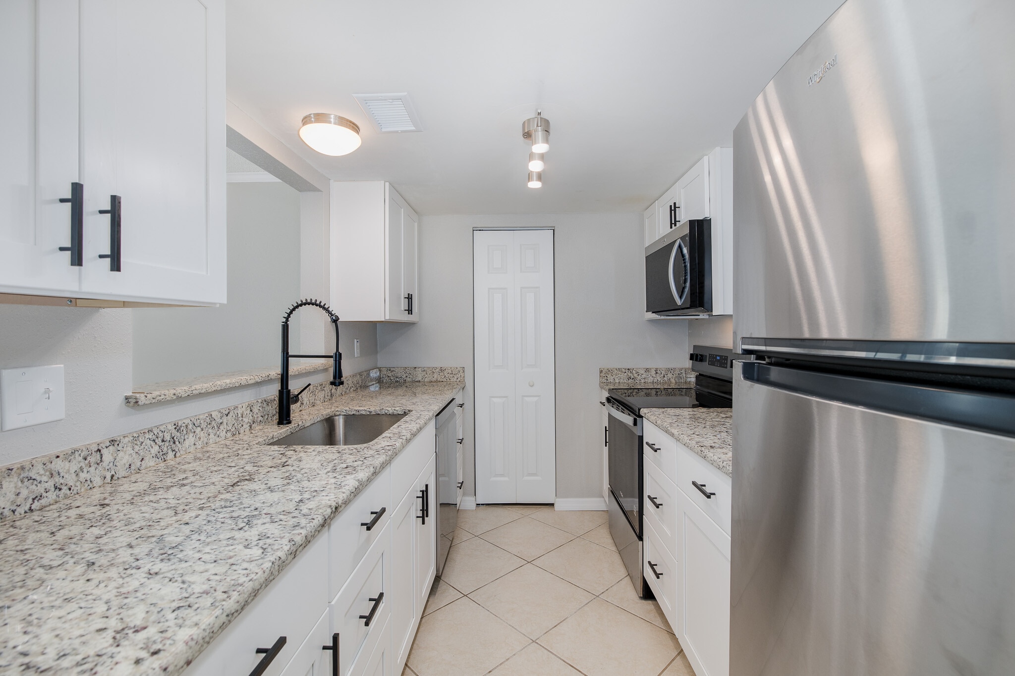 Building Photo - 464 N Paula Dr