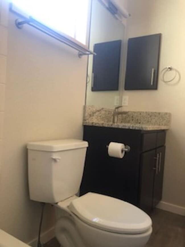 Building Photo - Lovely and Light Open Concept Louisville H...