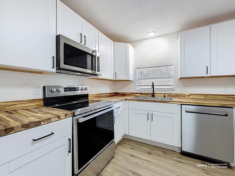 Building Photo - 2211 S Trivet Point