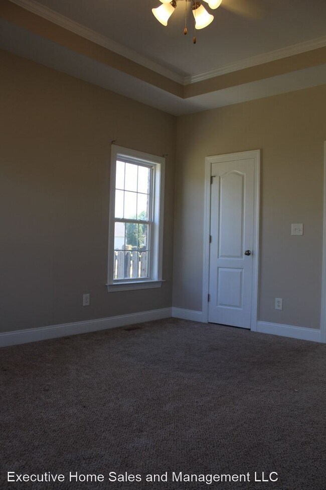Building Photo - 3 br, 2 bath House - 201 Maddux Dr