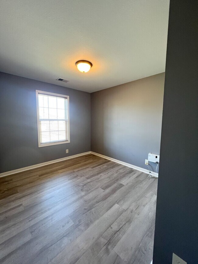 Building Photo - Gorgeous Single-Family--Fenced Backyard and Bonus Room!