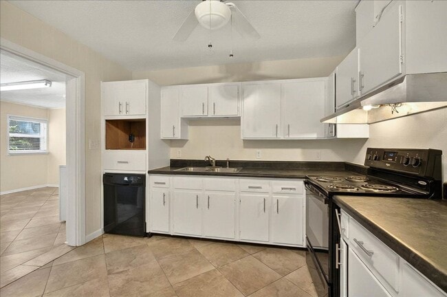 Building Photo - 4 bed 2 bath house, walk to stadium! Available August 2026