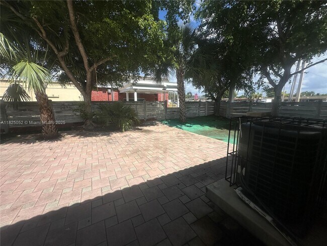 Building Photo - 3104 Tarpon Dr
