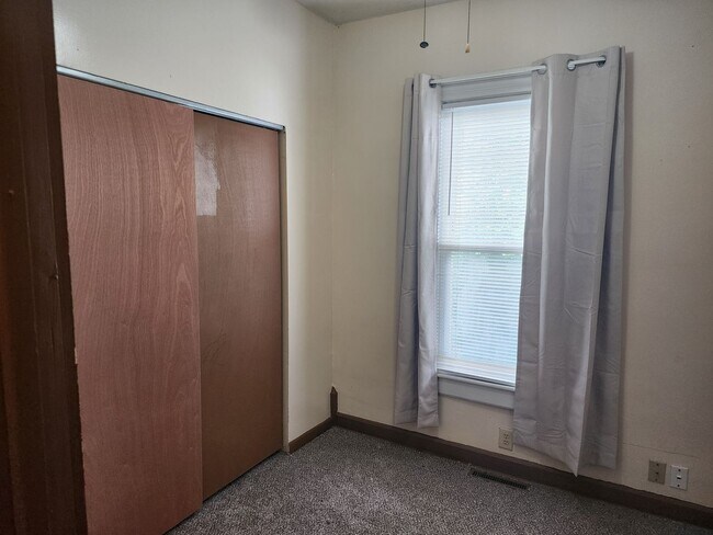 Building Photo - 3 Bedroom House