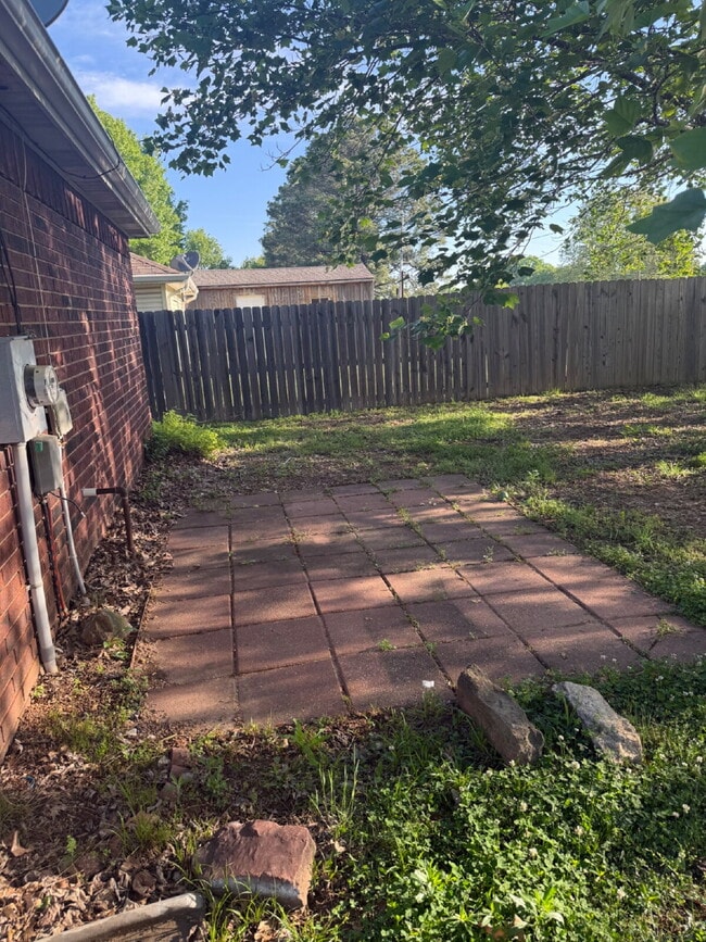 Building Photo - "Charming 3-Bed, 2-Bath Home with 1,368 Sq Ft of Comfort on Tradition Avenue!"