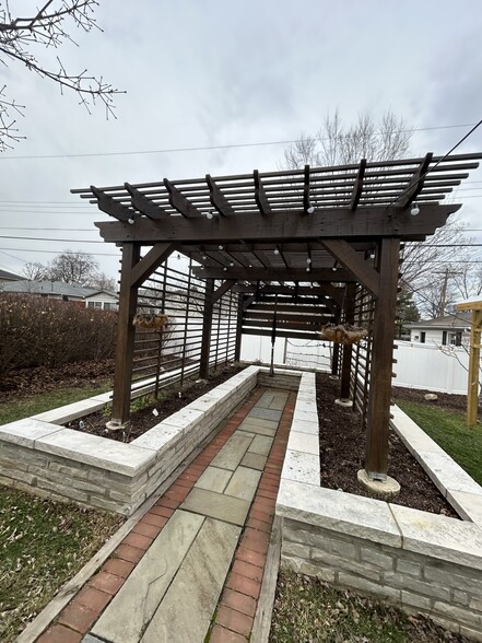 Building Photo - 1008 Lambeth Dr