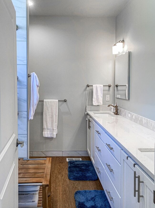 Building Photo - 3 Bedroom, 2 Bath with Spectacular Views o...