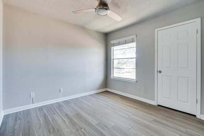 Building Photo - Broken Spoke - SOLA Townhome - 2BD - 1BA -...