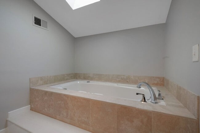 Building Photo - Belle Meade Townhome