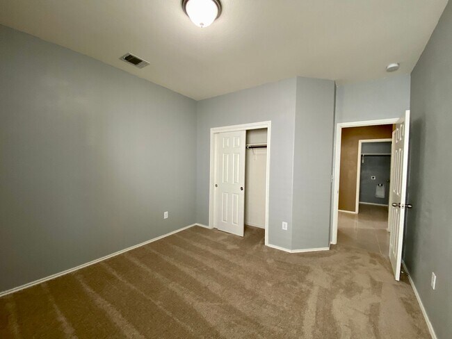 Building Photo - 466 Eagle Brook Ln