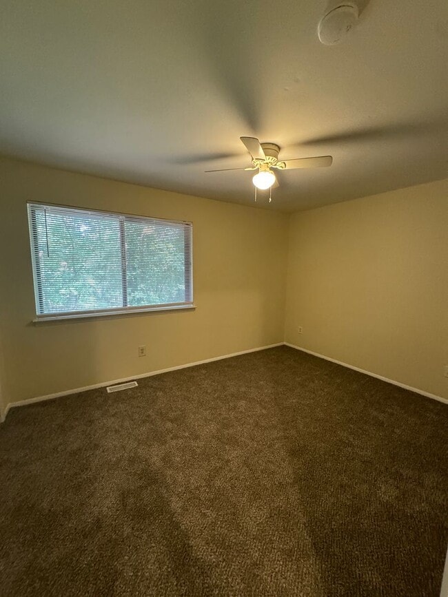 Building Photo - 2BR/1.5BA Townhome Style Apartment