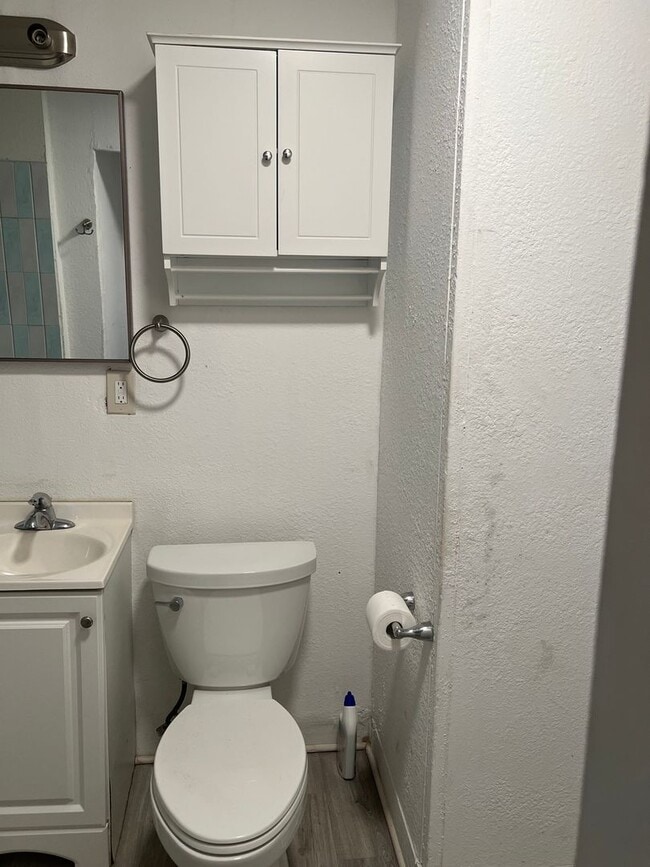 Building Photo - Charming 2BR Duplex in La Porte