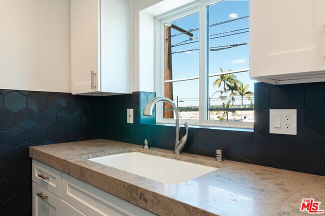 Building Photo - 1310 W Valencia Dr