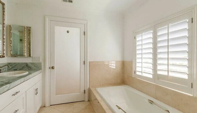 Building Photo - 17273 Avenida de la Herradura