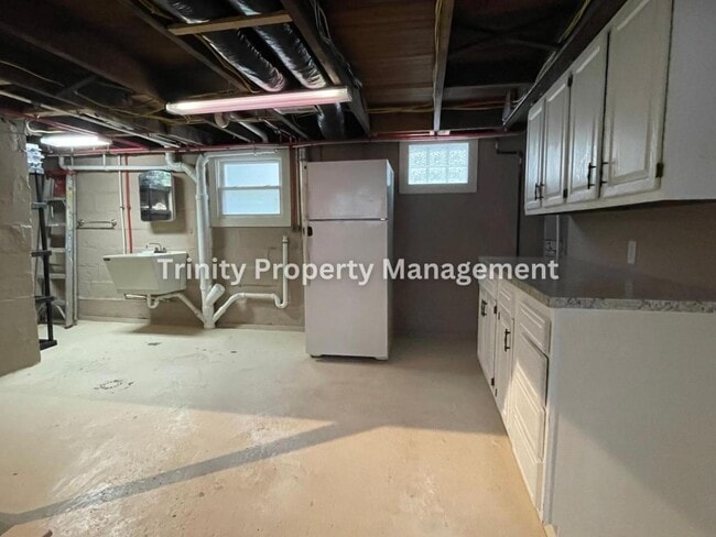 Building Photo - 627 Stealey Ave