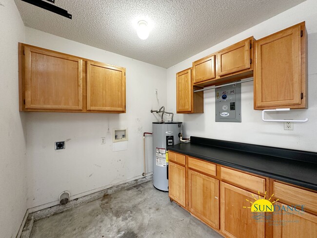 Building Photo - Spacious 3-Bedroom Home in FWB in between Eglin & Hurlburt Bases!