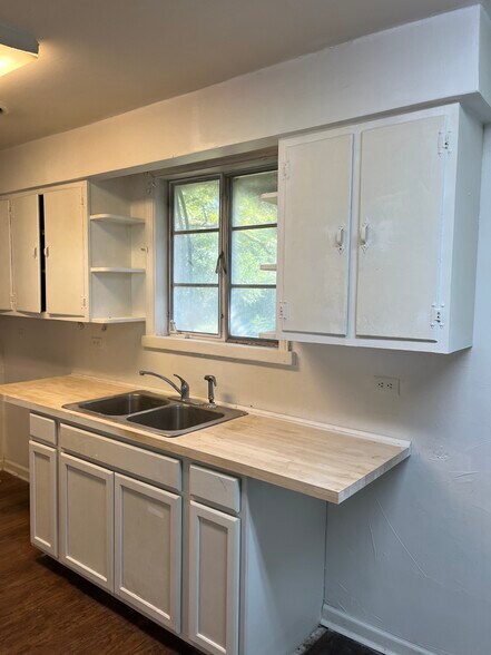 Building Photo - 3917 Bloomfield Dr