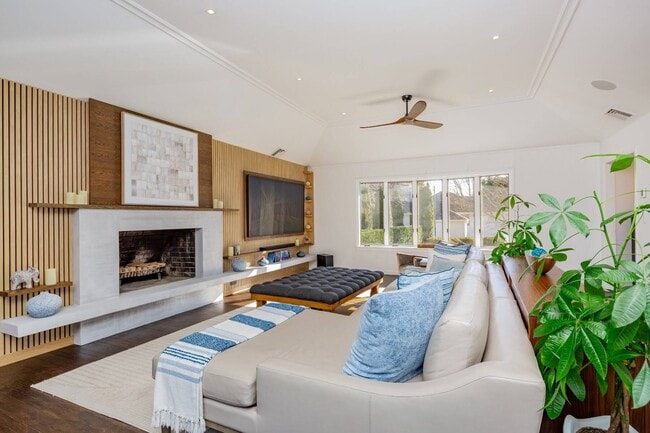 Building Photo - 89 Pantigo Rd