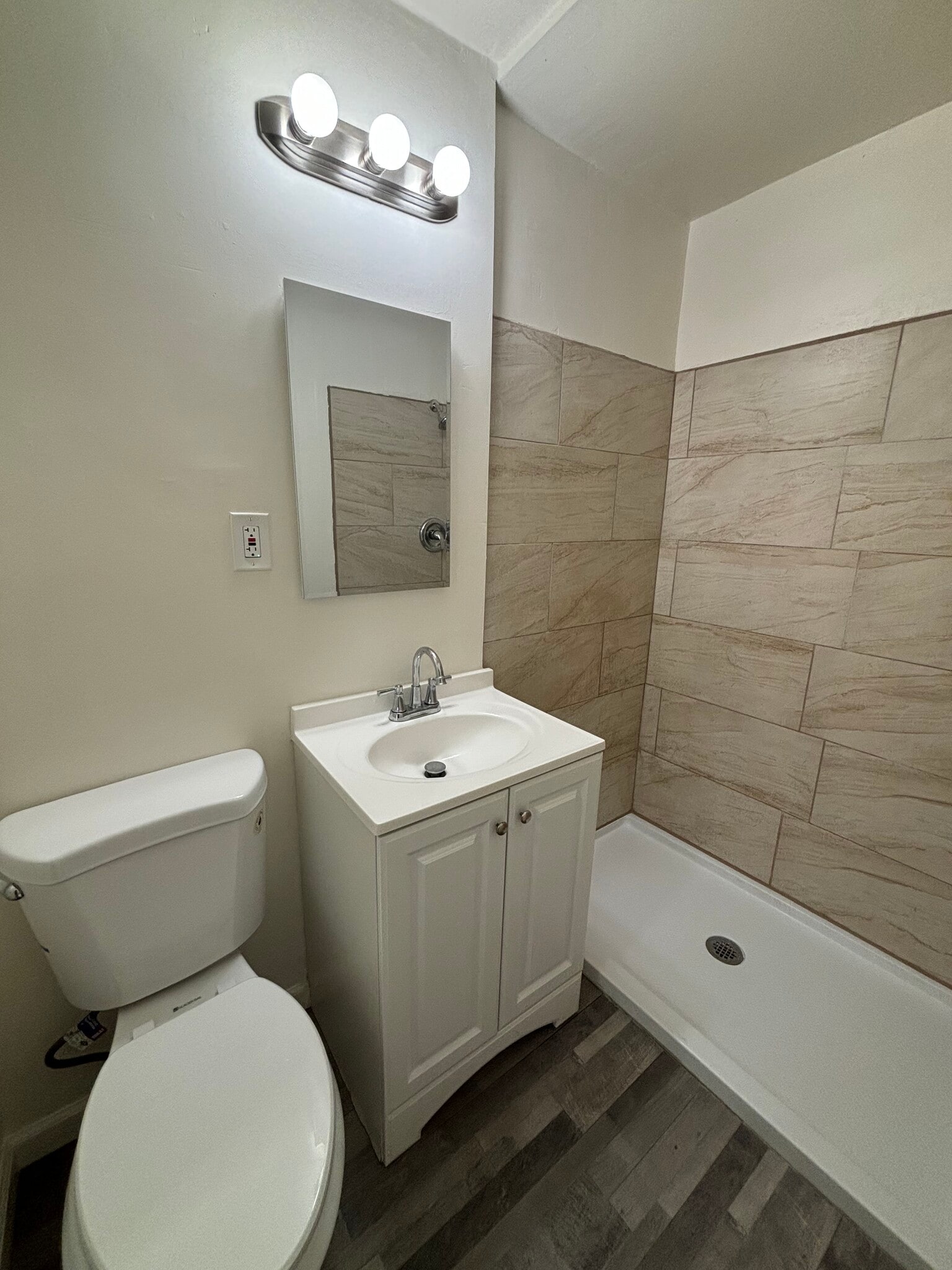 Building Photo - 475 W Ramona Dr