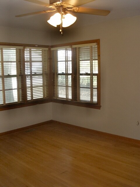 Building Photo - 836 W Knapp Ave