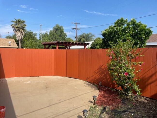 Building Photo - Bright 3-Bed+2bath Home in a Great Woodland Hills Neighborhood