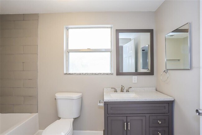 Building Photo - 1960 Cecil St