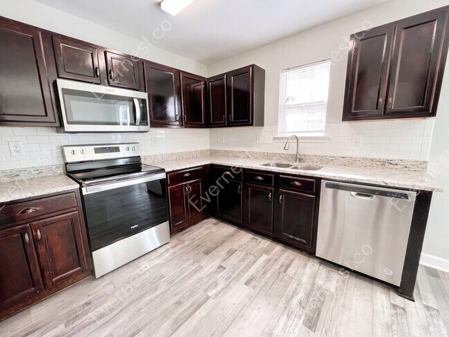 Building Photo - 4 Bed, 3 Bath Single Family Home with Garage Parking / Pet-Friendly / Vouchers Accepted / Availab...