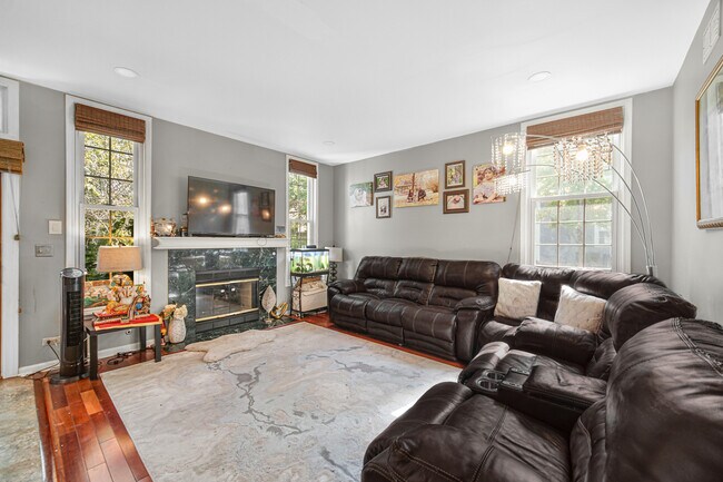 Building Photo - 436 W Parkside Dr