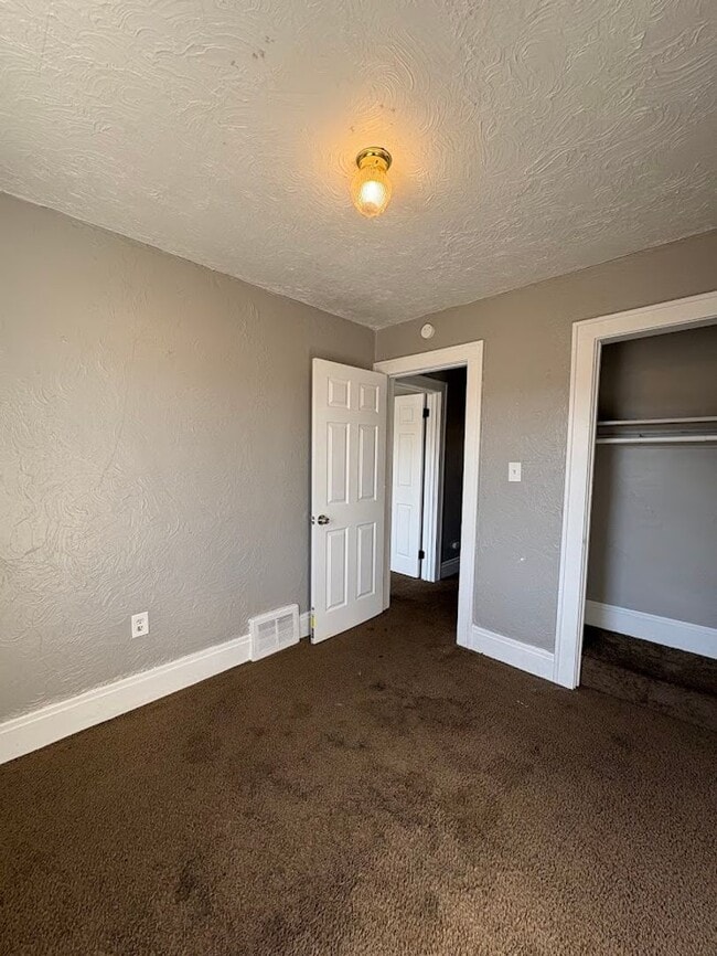 Building Photo - Three bedroom one bathroom townhouse for rent