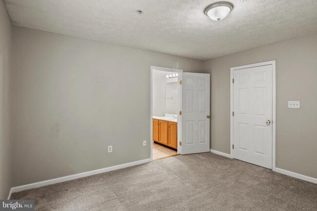 Building Photo - 8755 Thornbrook Dr