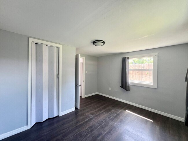 Building Photo - 610 8th St W